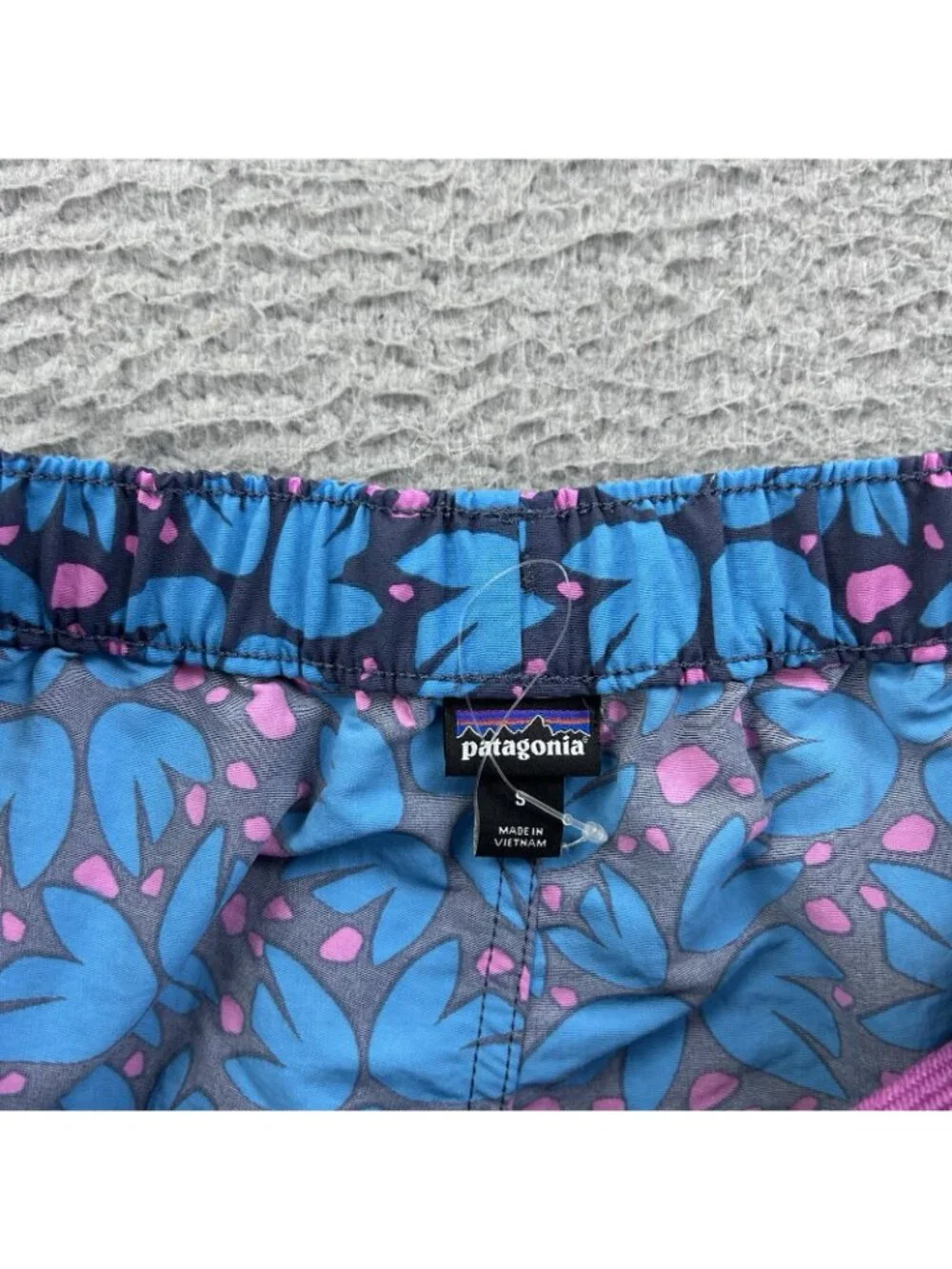 Patagonia Barely Baggies Women’s Shorts Size Small Blue Floral Pattern